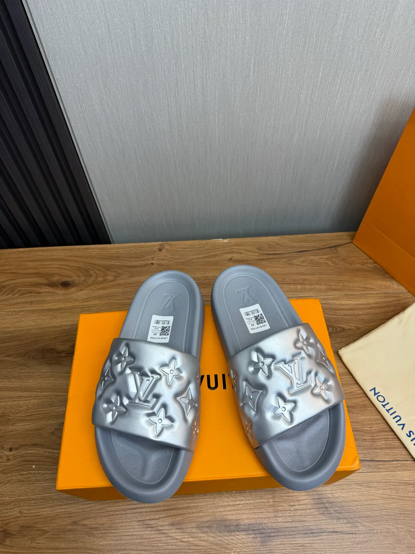 Men's shoes 💰280💰 ▪️LV's popular Little Red Book popular slippers hot sale: 1 shipment✅ Super textured and comfortable slippers, original TPU outsole. Authentic counter box drawer box packaging 🎁Size 38-45